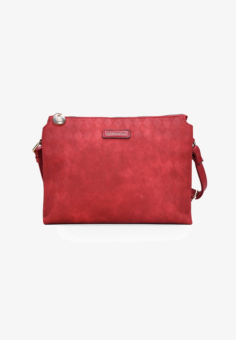 Bolso de mano sintético rojo con un patrón tejido, cierre de cremallera y correa de hombro desmontable. Presenta una etiqueta de marca en la parte delantera.