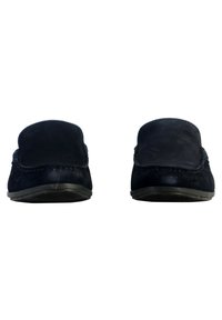 Scarpe slip-on in suede blu navy con punta rotonda e cuciture testurizzate lungo la parte superiore. Suola in gomma flessibile per comfort e aderenza.