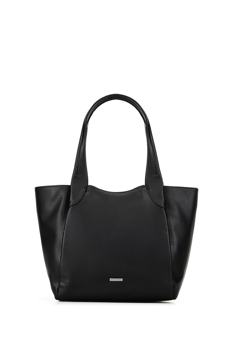 Zwarte leren tote bag met een gestructureerd oppervlak, gebogen bovenkant en dubbele handvatten. Voorzien van een klein metalen logo aan de voorkant.