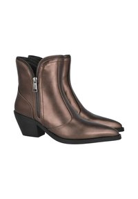 Botines de bronce metálico con puntera afilada y un tacón ancho negro. Cuentan con una cremallera lateral para facilitar su uso. Textura de cuero suave.