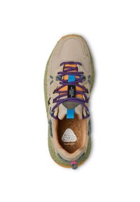 La calzatura presenta una toma beige con accenti screziati verdi, lacci viola e blu, un sottopiede in sughero e una suola testurizzata per la trazione.