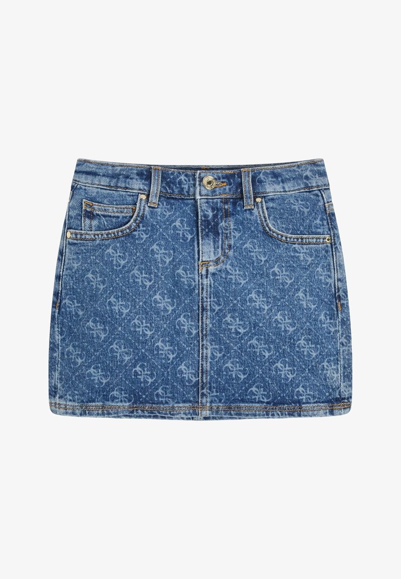 Jupe mini en denim bleu moyen, présentant un motif logo subtil sur l'ensemble, cinq poches, des coutures jaunes et une fermeture par bouton argenté.