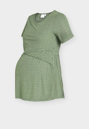 Grøn ribbet kortærmet graviditetsbluse med rund halsudskæring og overlappende frontdetalje designet til graviditetskomfort.