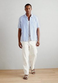 Marc O'Polo CAMP COLLAR SHORT SLEEVES ONE RECTANGULAR CHEST POCKET SLITS AT SIDE SEAMS - Ing - multi  homestead blue