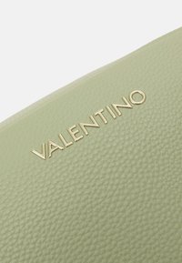 Valentino Bags BRIXTON - Torba preko tijela - salvia