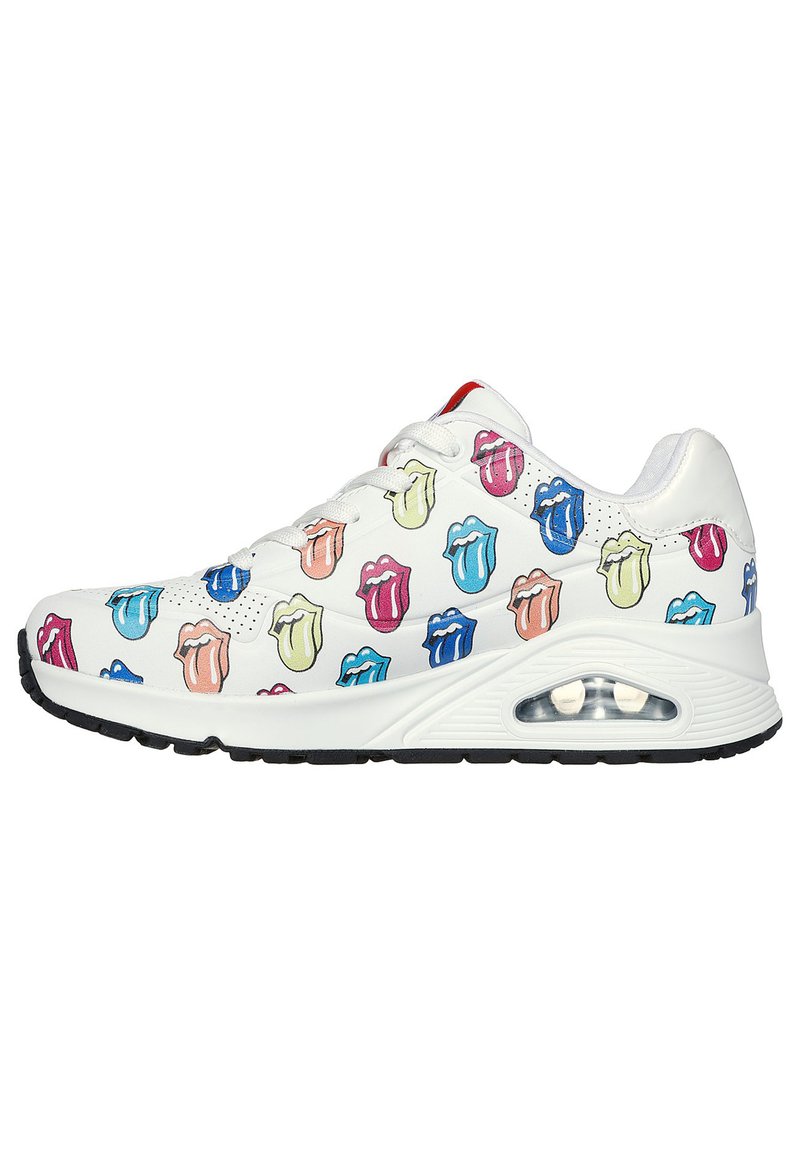 Sneaker con tomaia in pelle bianca caratterizzati da loghi della lingua dei Rolling Stones colorati in rosa, blu, verde e rosso, suola nera e ammortizzazione ad aria.