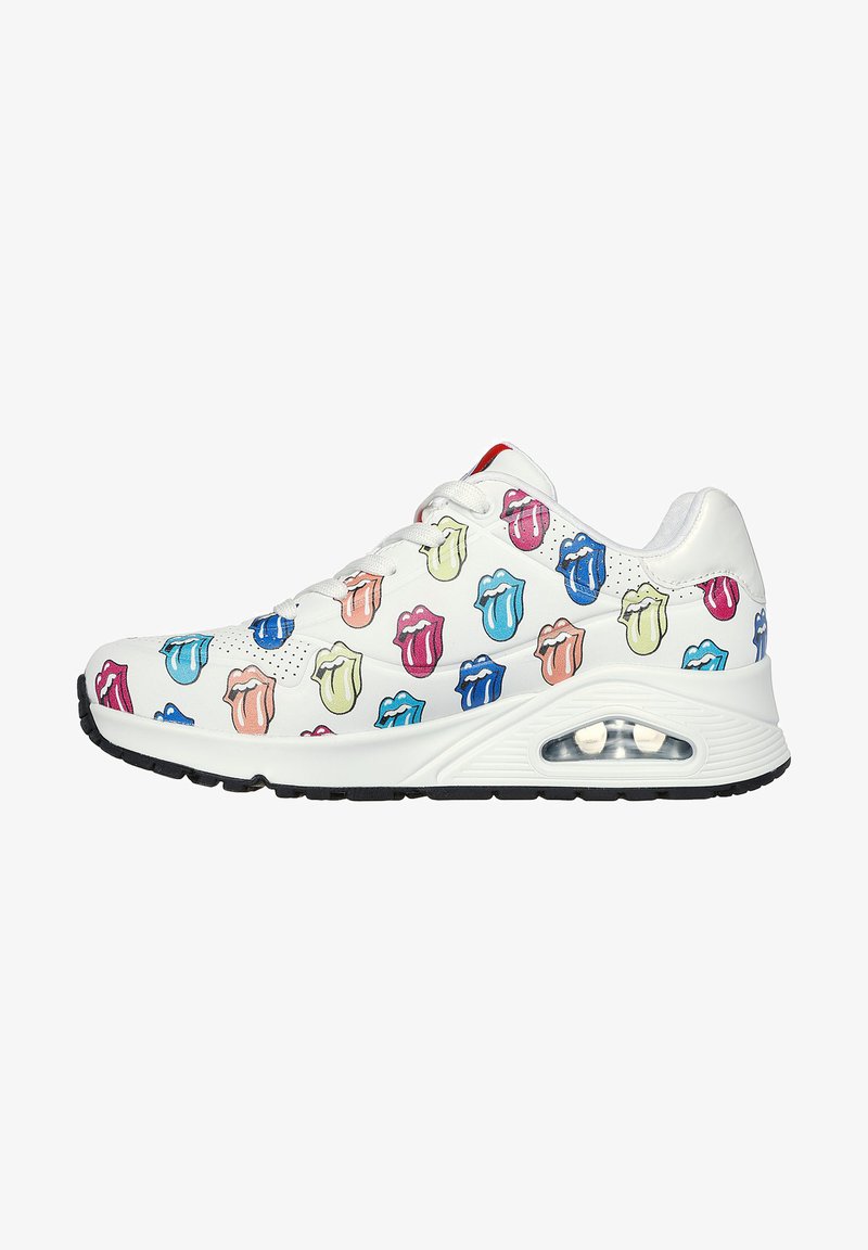 Sneaker con tomaia in pelle bianca caratterizzati da loghi della lingua dei Rolling Stones colorati in rosa, blu, verde e rosso, suola nera e ammortizzazione ad aria.
