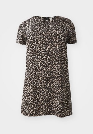 Kortermet kjole med leopardmønster, i løs passform, rund hals og et mykt, teksturert stoff i beige og svarte nyanser.