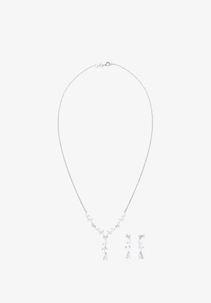 Silberne Halskette und passende Ohrringe mit Blattmotiven, versehen mit klaren Edelsteindetails, zarter Kette und polierter Oberfläche.