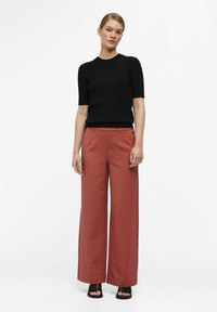 Object OBJLISA WIDE NOOS - Trousers - redwood