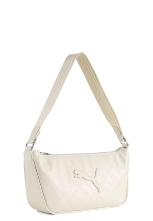 Lille off-white skuldertaske med quiltet mønster, syet Puma-logo foran og bred, justerbar rem med lynlåslukning øverst.