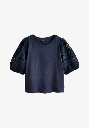 Marineblaues kurzärmliges Oberteil mit rundem Ausschnitt und aufgepufften Ärmeln aus Spitze mit Loch- und Häkelmustern.