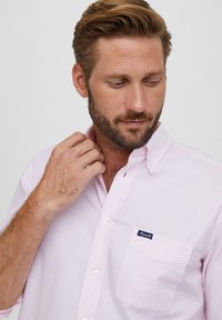 Lichtroze gestreepte button-up shirt met een borstzak, gemaakt van katoen. Heeft een klassieke kraag en een merklabel op de zak.