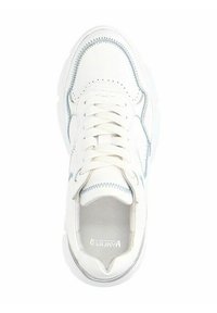 Sneaker bianco in pelle con cuciture blu chiaro, punta rotonda, allacciatura frontale, colletto imbottito e suola con texture. Branding minimale all'interno.