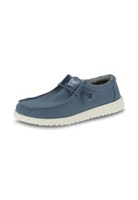 Scarpa slip-on in tela blu con cima testurizzata, suola bianca con macchie e dettagli minimal nei lacci. L'interno presenta un rivestimento morbido per il comfort.