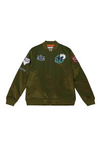 Veste bomber vert olive en tissu lisse et brillant. Présente plusieurs patchs brodés sur le devant et les manches. Poignets et ourlet côtelés.