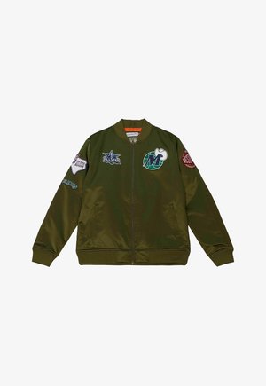 Olivgrüner Bomberjacke aus glattem, glänzendem Stoff. Verfügt über verschiedene bestickte Patches auf der Vorderseite und an den Ärmeln. Gerippte Bündchen und Saum.