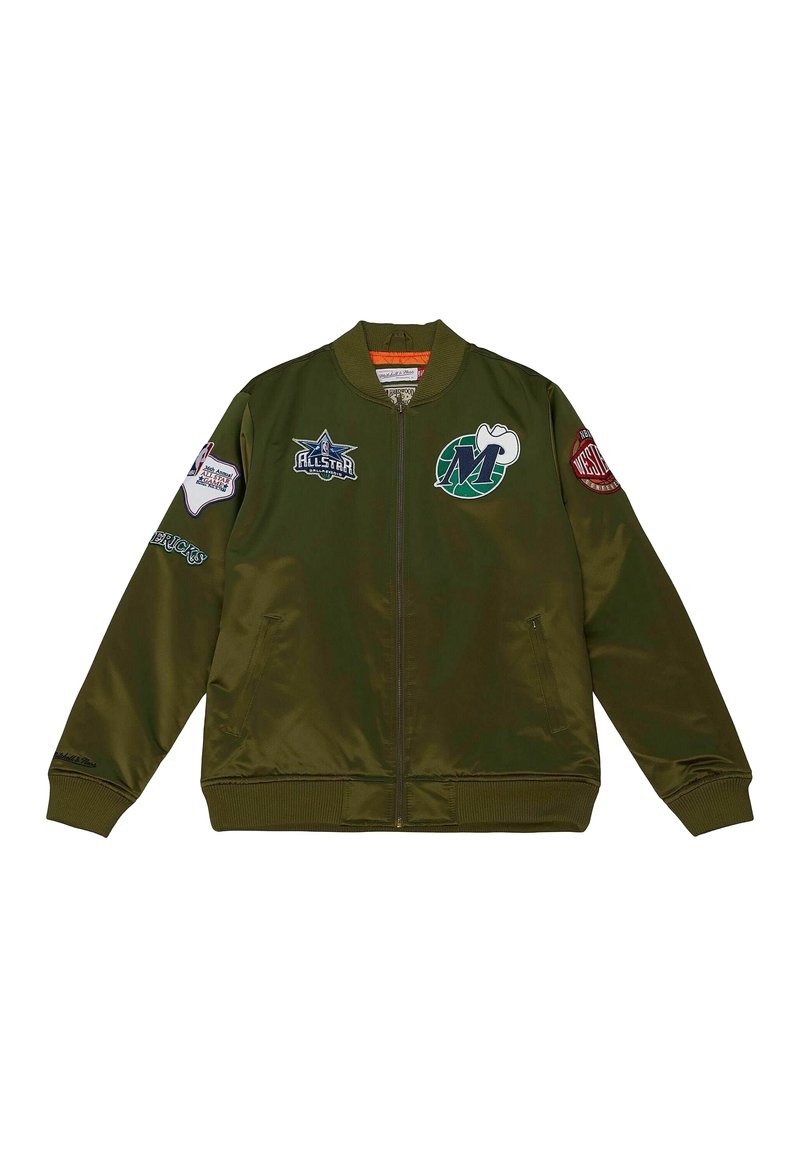 Veste bomber vert olive en tissu lisse et brillant. Présente plusieurs patchs brodés sur le devant et les manches. Poignets et ourlet côtelés.