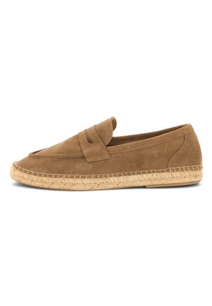 Mocassin en daim marron avec une semelle en jute tressé et un détail de bride sur le dessus, conçu pour un usage décontracté.