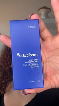 Niebieskie prostokątne opakowanie oznaczone jako "medicube Zero Pore One Day Serum", z białym tekstem i błyszczącym wykończeniem. Pojemność: 60 ml / 2,03 fl oz.