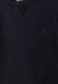 Maglione lavorato a maglia blu navy con scollo rotondo, caratterizzato da un discreto logo di cervo ricamato sul petto e dettagli testurizzati sul colletto.
