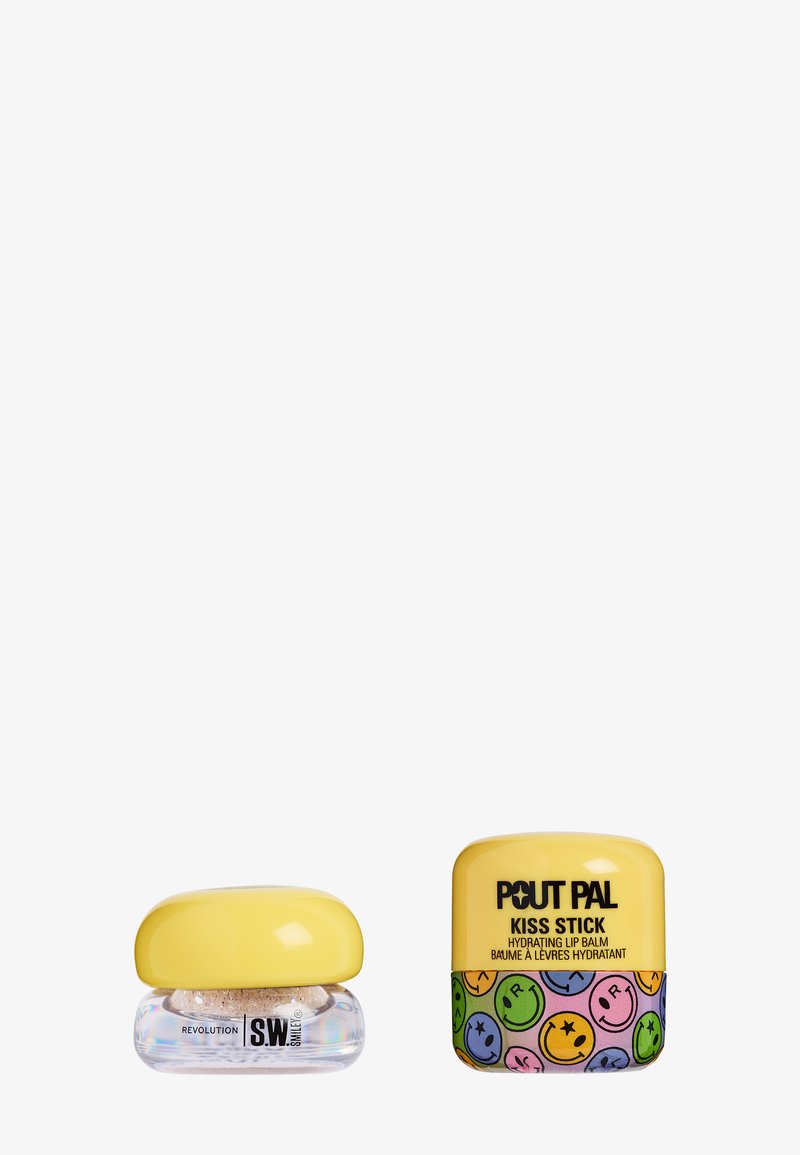 Deux petits contenants cosmétiques avec des couvercles jaunes ; l'un étiqueté "Revolution I.S.W. Smile" et l'autre "Pout Pal Kiss Stick" avec des visages souriants colorés.