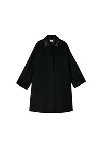Abrigo de lana negro con silueta recta, mangas anchas y cuello con abalorios. Cuenta con dos bolsillos frontales y cierre de botones.