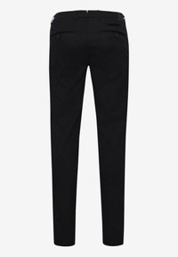 Pantalon noir slim-fit vu de dos avec deux poches arrière boutonnées et passants de ceinture sur fond blanc.