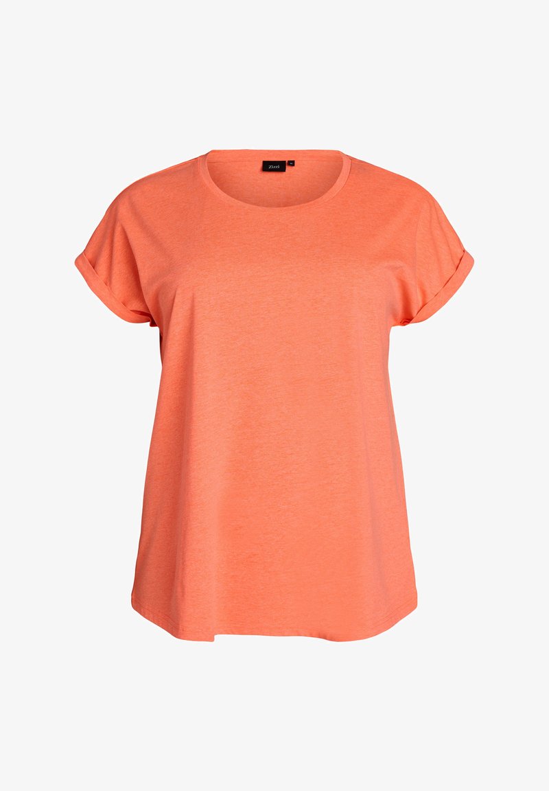 T-shirt corail à manches courtes avec revers roulés et encolure ronde, coupe ample, avec une étiquette de marque noire à l'intérieur du col.