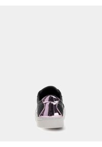 Baskets noires avec une tige texturée et un accent rose brillant sur le talon. Semelle en caoutchouc blanche, design minimaliste et forme de bout rond.