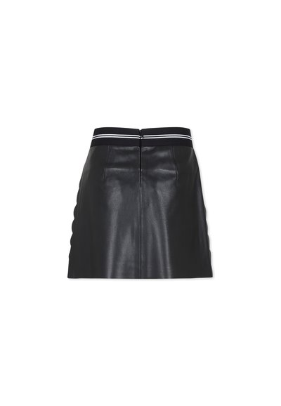 Mini gonna in pelle nera con design aderente, caratterizzata da una fascia in vita a righe bianche e nere a contrasto e pannelli laterali testurizzati.
