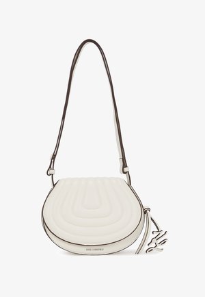 Biała skórzana torba na ramię z pikowanym wzorem, ciemnobrązowym wykończeniem i dekoracyjnym akcentem logo. Posiada jeden regulowany pasek.