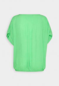 Haut ample vert vif à manches courtes avec un large décolleté et un ourlet froncé, présenté de dos sur un fond blanc.