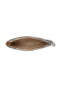 Borsetta argentata con zip, dal design liscio, con un interno beige caratterizzato da un motivo sottile, messo in risalto da un cursore a forma di cuore.