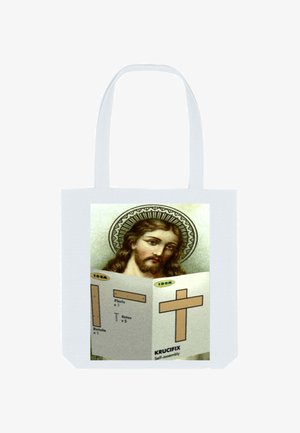 Canvas schoudertas met een witte achtergrond, met een illustratie van een figuur met lang haar en een kroon, die een werkplan voor een kruis vasthoudt.