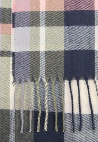 Uldscarf med et stort ternet mønster i mintgrøn, marineblå, lys pink og creme; har frynser i kanterne med snoede garnaccenter.