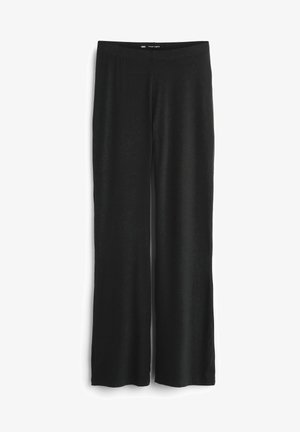 Zwarte, wijde broek met een elastische tailleband, gemaakt van een zachte, gladde stof, met een volledige lengte en zonder zichtbare patronen.