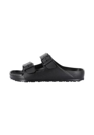 Sandalo nero slip-on con due cinturini regolabili con fibbia e suola texturizzata, mostrato di lato su sfondo bianco.