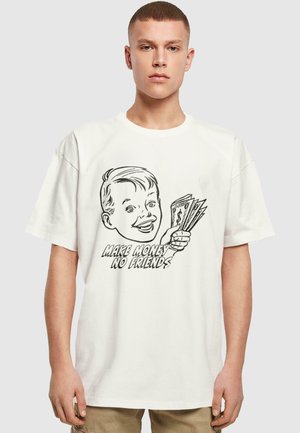 Hvid bomulds t-shirt med et stort sort grafisk motiv af en smilende dreng, der holder penge, med teksten "TJEN PENGE, INGEN VENNER" nedenunder.