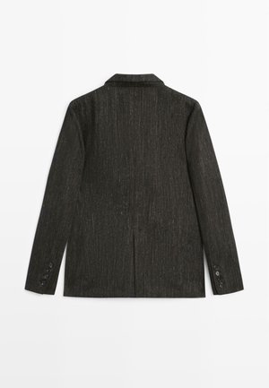 Dunkelgrauer Blazer aus strukturiertem Stoff, mit einem Schlitzausschnitt auf der Rückseite, Reverskragen und Knöpfen an den Ärmeln. Sauberer, maßgeschneiderter Schnitt.