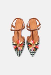 Γόβες με μύτη και λουράκι πίσω, από σκουρό πράσινο ύφασμα με σχέδιο και πολύχρωμη διακόσμηση με λουλούδι. Καφέ λουράκι αστραγάλου με πόρπη.