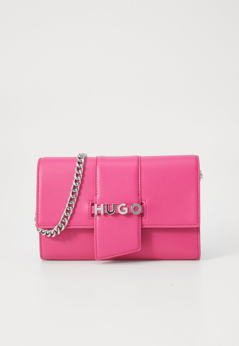 Rosa skinnveske med brett-over klaff, sølvkjede stropp og hevet "HUGO" logo på fronten. Glatt tekstur med rektangulær form.