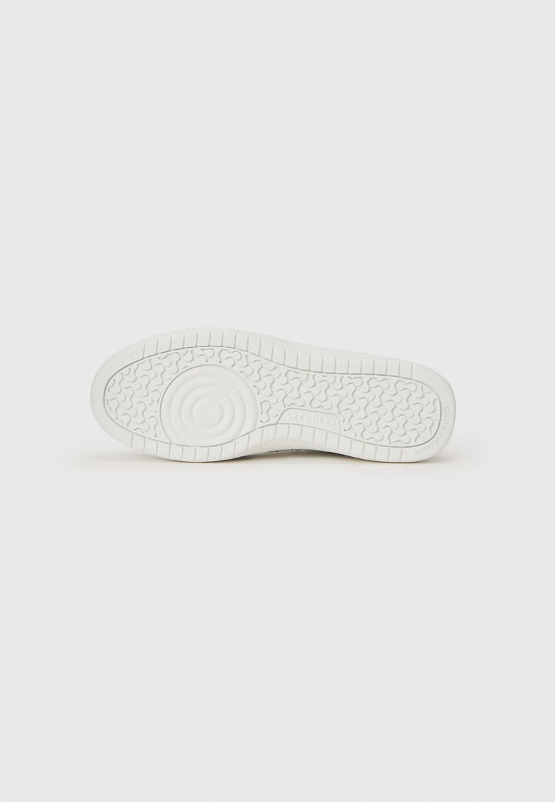 Weiße Sneakersohle mit einem strukturierten Profilmuster und Branding, auf einem schlichten weißen Hintergrund platziert.