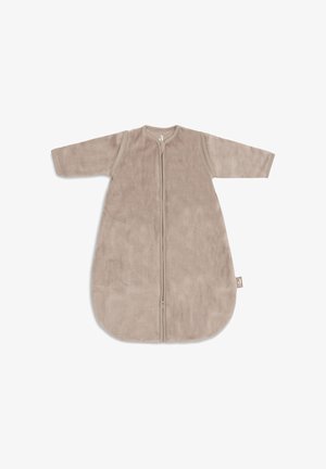 Beige lange mouw baby slaapzak met een voorrits en een ronde onderkant, gemaakt van zacht pluche stof, plat gelegd op een witte achtergrond.