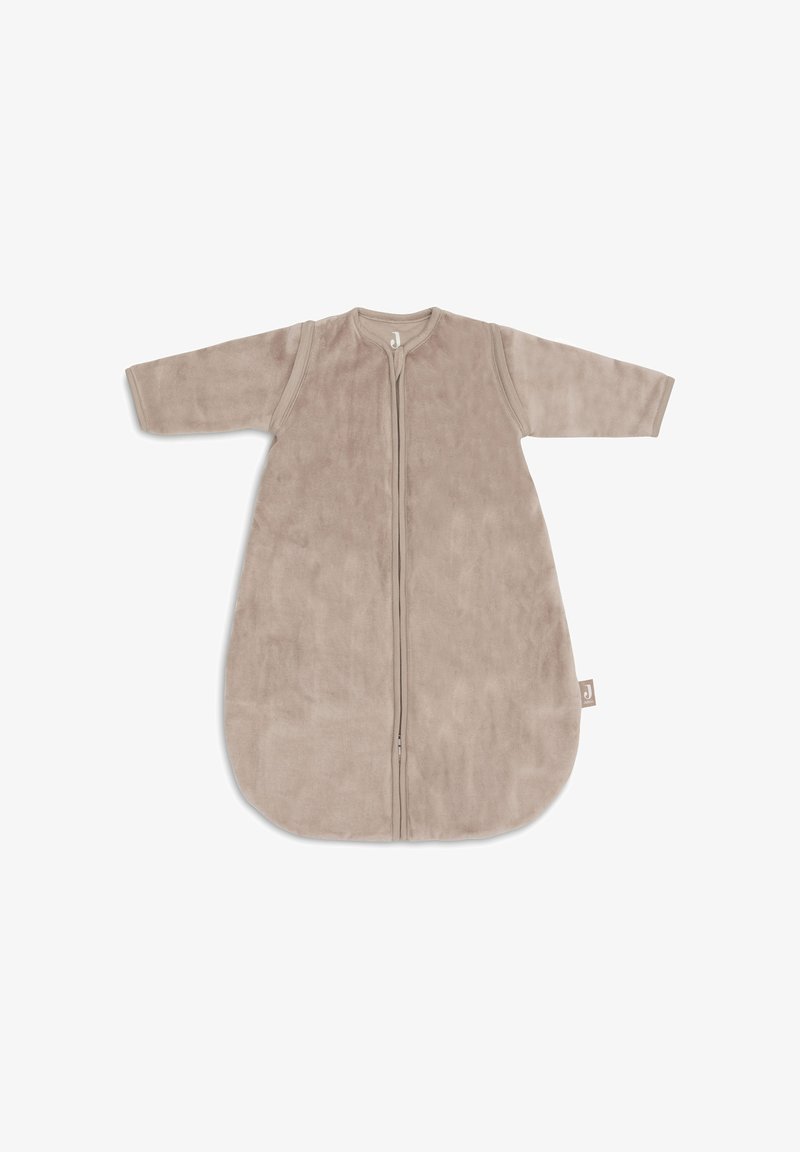 Sac de couchage pour bébé beige à manches longues avec fermeture éclair à l'avant et fond arrondi, fabriqué en tissu peluche doux, posé à plat sur un fond blanc.