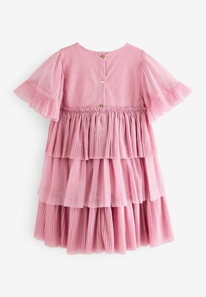 Rosa kjole med tre lag ruffles, plisseret stoffstruktur, korte udvidede ærmer og hjerteformede knapper på ryggen.