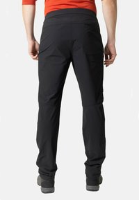 Schwarze, leichte Outdoor-Hosen mit glatter Textur, ausgestattet mit einem taillierten Bund, minimalen Nähten und einer einzelnen Rücktasche.