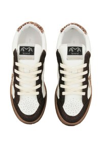 Sneaker bianchi e marroni con tomaia in pelle liscia, lati in rete traspirante, lacci piatti e suola in gomma marrone testurizzata.