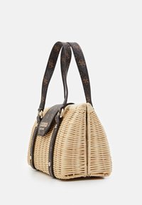 Sac à main en osier beige, de forme triangulaire, agrémenté d'une bandoulière en cuir sombre avec un motif de logo et des finitions en métal.