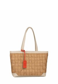 Sac fourre-tout tressé couleur châtaigne avec des accents et poignées en cuir beige. Présente une forme rectangulaire et une étiquette rouge attachée à la poignée.